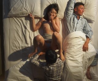 Vợ bị tên cấp dưới bú lồn khi chồng đang ngủ