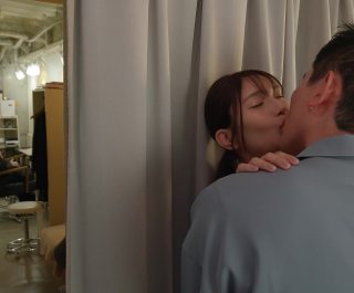Bạn gái làm ở tiệm hớt tóc bị thợ đụ