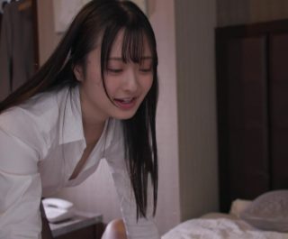 Phập chị đồng nghiệp cực xinh khi trú bão